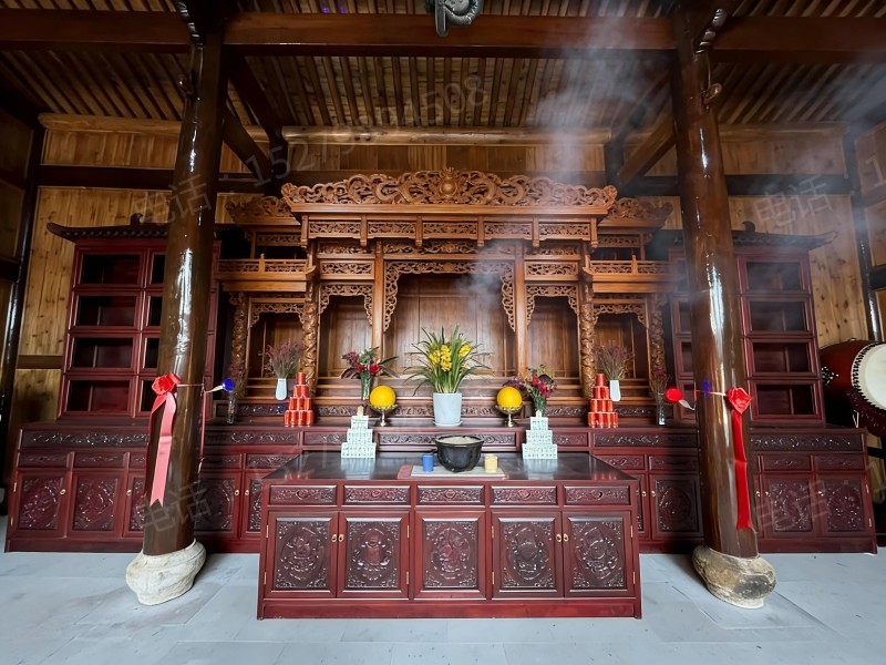 兴平寺院大殿供桌